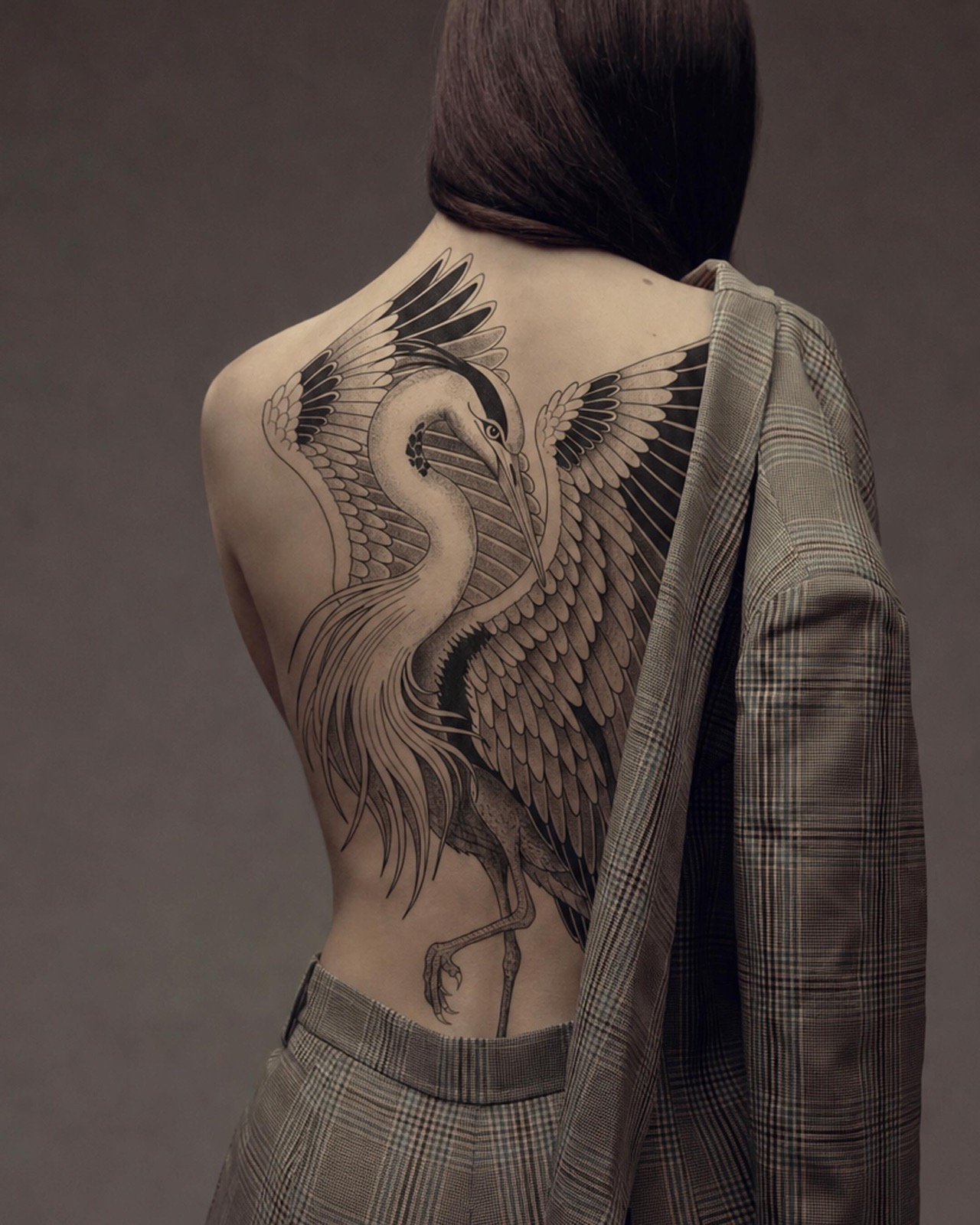 Héron blackwork sur le dos, ailes déployées